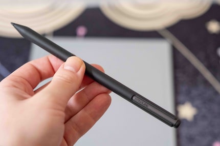Le stylet se fixe magnétiquement à la tablette.