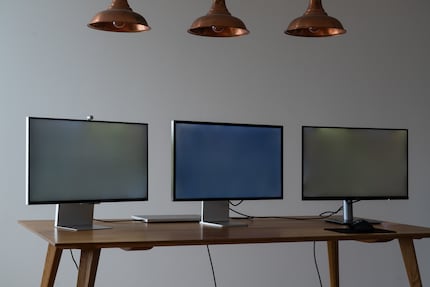 Le rétroéclairage LED sans local dimming affecte l’homogénéité de l’éclairage. Le Studio Display (milieu) préserve le mieux le niveau de noir lorsqu’on le regarde de côté.