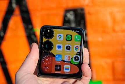 Les applis pour l’écran extérieur doivent être définies dans les paramètres.