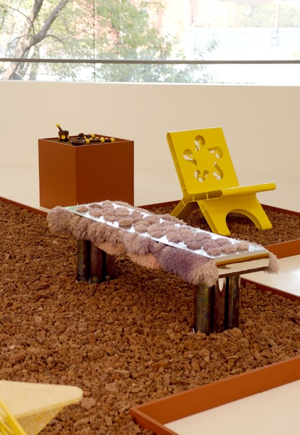 Le banc incarne une vision du futur dans laquelle la nature se réapproprie les espaces urbains. Cröm-d x Hall Haus.