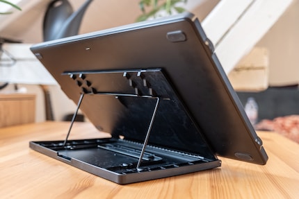Le support offre un angle agréable pour dessiner.