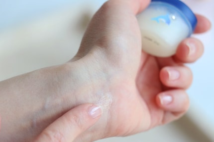 Il suffit de l’appliquer discrètement sur le poignet ou dans le cou.