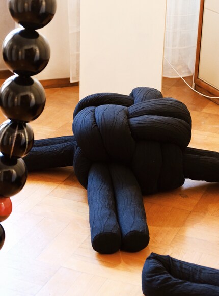 Le tabouret Tying Wishes tire son nom de la tradition coréenne qui consiste à offrir des nœuds en guise de vœux de bonheur.