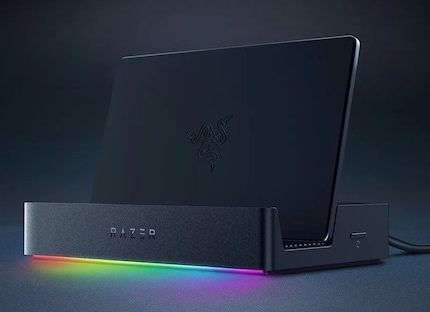 Le Handheld Dock Chroma dispose d'un éclairage RGB et peut également servir de support de table pour l'ordinateur de poche ou la tablette.