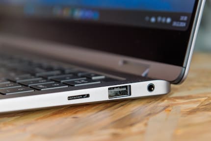 Lecteur de carte microSD, USB-A et jack sur le côté droit.