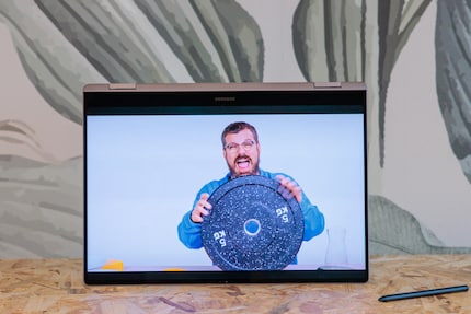 Avec le Galaxy Book5 Pro 360, il ne vous faut que peu d’espace, par exemple, pour regarder des vidéos.