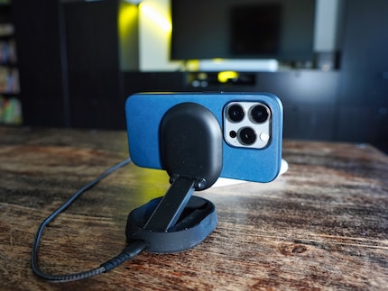 Ce chargeur Qi2 de Belkin fait appel à des aimants pour maintenir le smartphone en place.