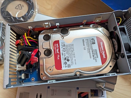 Lors du montage, les deux disques durs sont superposés.