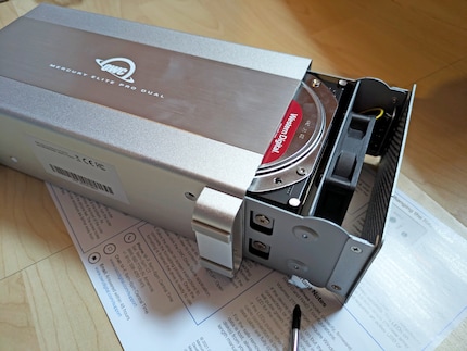 Les disques durs sont fixés avec quatre vis chacun et le boîtier intérieur est également fixé à l’extérieur avec quatre pièces. On est bon.