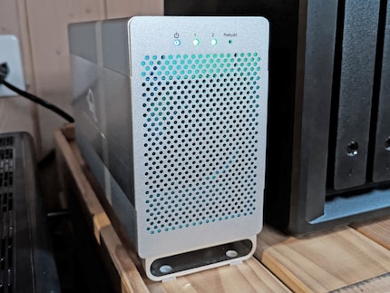 Des LED indiquent l’état de l’alimentation, des disques durs 1 et 2 et de la reconstruction.