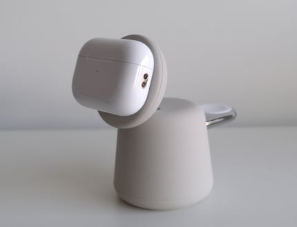 L'étui avec les Airpods tient sur les deux emplacements magnétiques, ici sur celui pour l'iPhone.