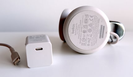 A view of the Belkin station from below: the Soft Touch surface attracts dust. On the left, the power supply unit and USB-C cable.