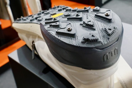 Avec la semelle Vibram et les crampons, les chaussures devraient rester accrocheuses même dans des conditions hivernales.