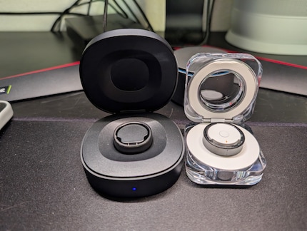 L'étui de Samsung (à droite) comparé au modèle de RingConn. D'autres fabricants comme Oura ou Ultrahuman ne proposent pas de boîtier de chargement du tout.