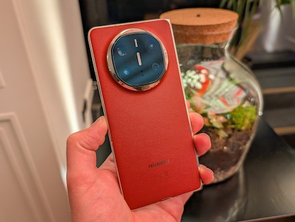 Le Mate X6 est disponible en rouge et en noir.