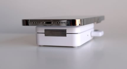 Grand iPhone, petite station d'accueil : l'iPhone 14 Pro Max s'alimente par induction.