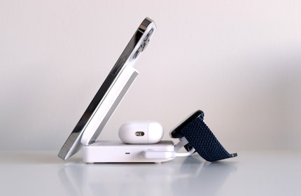 Bien que le dispositif d'Anker soit compact, il peut accueillir trois gadgets Apple en même temps.