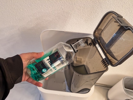Une gorgée de bain de bouche suffit pour que l’eau sale sente bon plus longtemps.