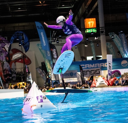 La championne de pumpoil indoor Sarah Spalinger montre ses compétences au salon nautique de Düsseldorf.