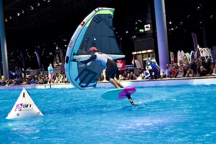 Impossible à imaginer, mais grâce aux éoliennes, le wingfoil a même réussi dans la piscine.