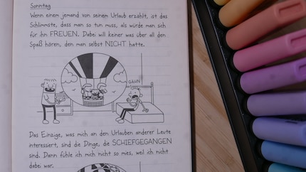 Un livre épais, beaucoup de dessins : Grâce aux éléments de bande dessinée, les enfants restent accrochés à la lecture.