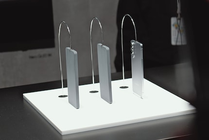 Samsung montre le S25 Edge en comparaison de taille avec deux mannequins anonymes.