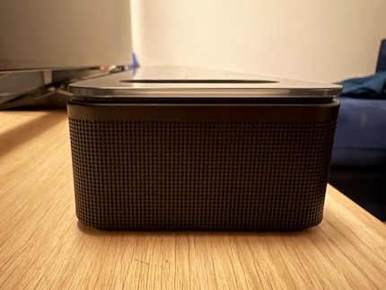 Le bar se glisse facilement sous le téléviseur.