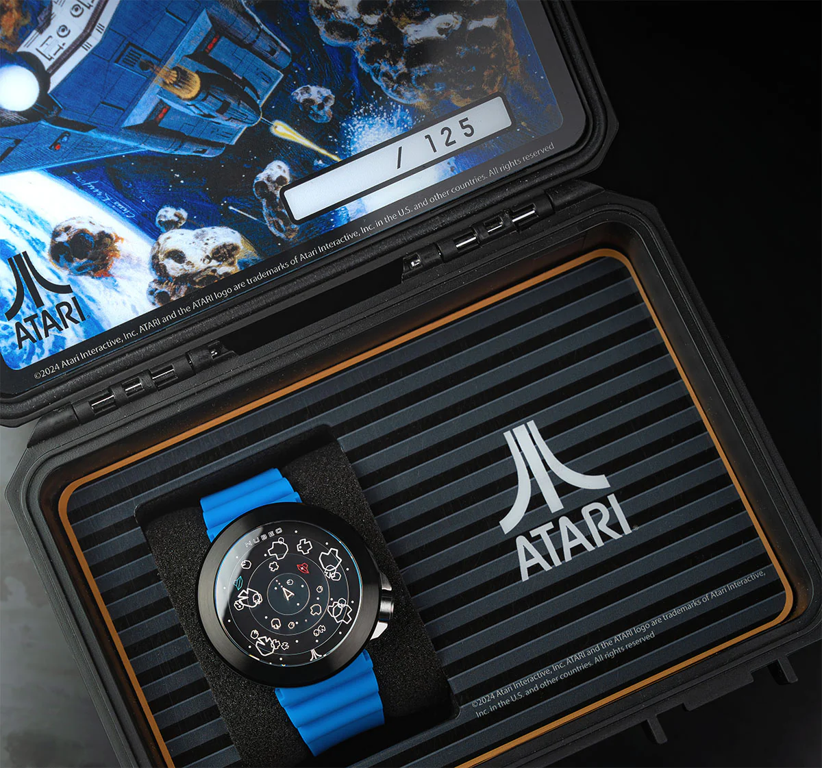 La montre est livrée dans un boîtier de protection qui rappelle l'Atari VCS.