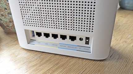 La face arrière offre des connecteurs pour respectivement RJ45 10 Gigabit WAN/LAN, RJ45 10 Gigabit LAN, RJ45 Gigabit WAN/LAN, RJ45 Gigabit LAN et USB-A 3.0.