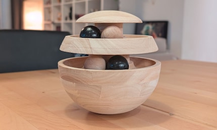 Although this spherical toy «only» weighs just under a kilo, it feels much heavier and chunkier to me.