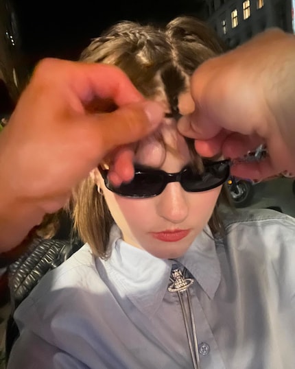 L'artiste Fuffifufzich porte un Bolo Tie de Vivienne Westwood.