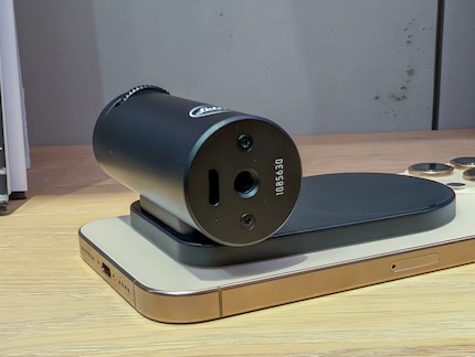 Connexion USB et filetage pour trépied.