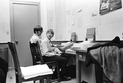 Bill Gates et Paul Allen réalisent des bénéfices avec Microsoft dès la première année.