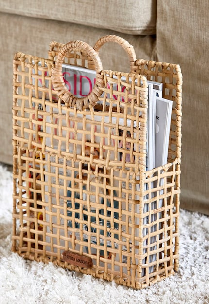 Like a shopper: you can easily carry this magazine holder from A to B with the handles.