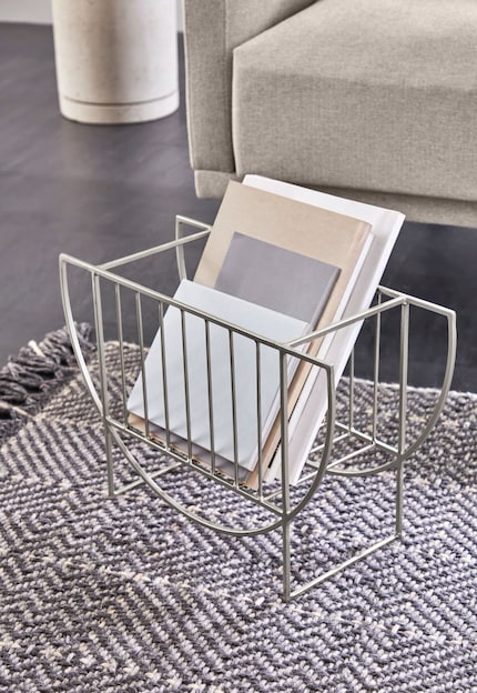 Thanks to the grid-like, geometric design of this metal stand, your magazines not only stay in place, but are also decorative.