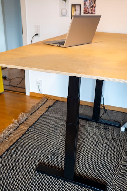 Ce pied de bureau réglable était définitivement une bonne idée.