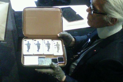 Karl Lagerfeld avait toujours une sorte de valise média avec lui lors de ses déplacements.