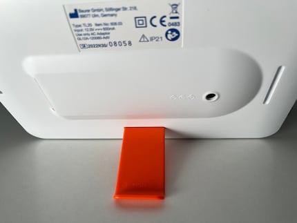 Le pied orange est facile à déplacer. Fixé sur le côté long, la lampe est en format paysage ...