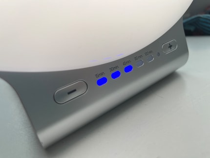 Vous pouvez régler la fonction minuterie à l'aide des boutons situés à la base de la lampe. 