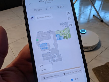Les zones où Dreame rentre automatiquement la tour - à savoir le lit et le canapé - sont inscrites en bleu.