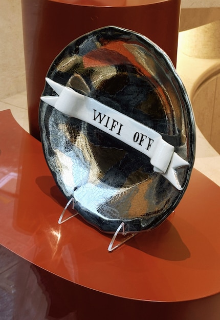 Wifi Off encourages you to consciously switch off the internet and enjoy your offline time.