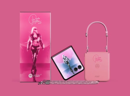 L'édition limitée du Razr Plus avec son étui assorti et ses deux dragonnes.
