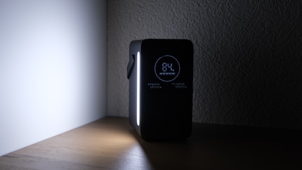La bande de LED fournit suffisamment de lumière pour éclairer raisonnablement une pièce sombre. Surtout si vous l'orientez vers un mur blanc.