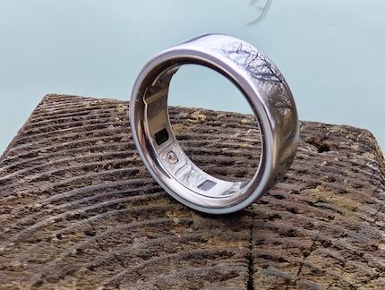L’intérieur de la bague est aussi en titane argenté.