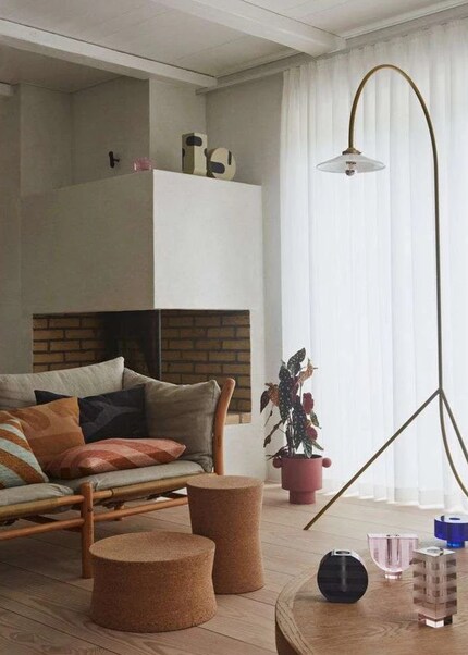 Les objets en liège aux formes sobres sont à la fois des tables d'appoint et des objets de décoration.