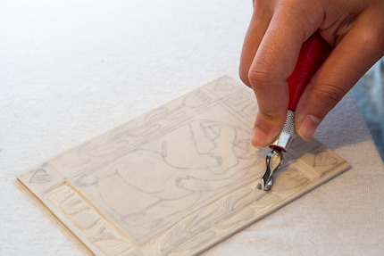 Le cutter de sécurité me donne une indication de la profondeur des contours. 