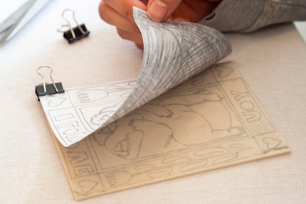 Je fixe la feuille sur la plaque de linoléum à l'aide de pinces foldback pour qu'elle ne bouge pas lors du transfert. 