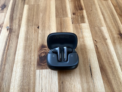Les écouteurs sont maintenus dans la coque par des aimants.