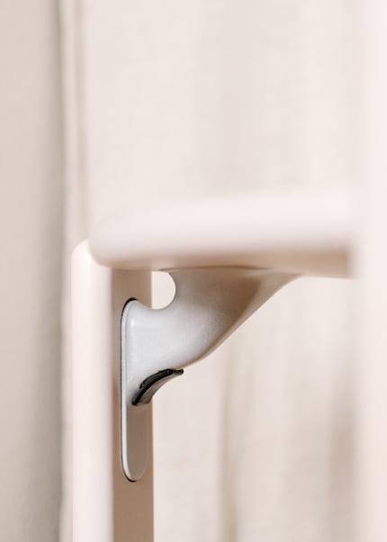 Wood and metal are firmly bonded without screws thanks to a high-performance adhesive.