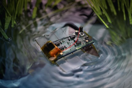The maximum rotation of the swimming robot is 195°/s, which demonstrates its high manoeuvrability.
